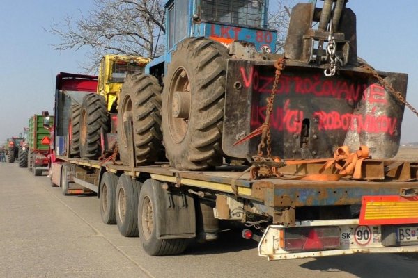 Premiér pozval farmárov na rokovanie