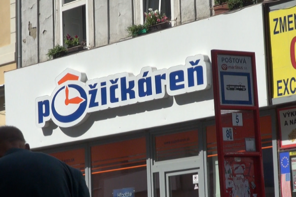 Hlina zamuruje úžerníkov