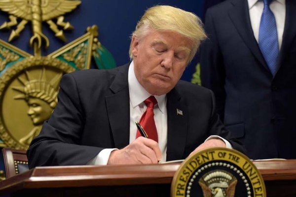 Trump neotáľa – zakázal vstup do USA občanom siedmich moslimských krajín