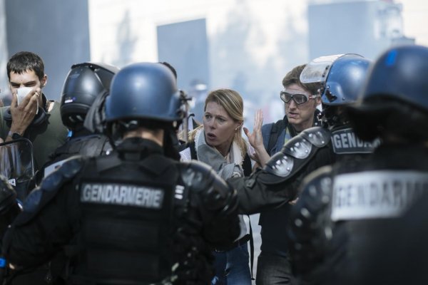 Polícia v Paríži zatkla desiatky demonštrantov z hnutia žltých viest