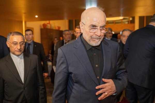 Iránsky hlavný vyjednávač Kálíbáf vyhlásil, že Hormuzský prieliv bude spravovať Irán