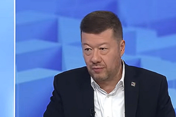 Okamura nariadil zvesenie ukrajinskej vlajky z budovy Poslaneckej snemovne – čo to znamená podľa Juraja Petroviča