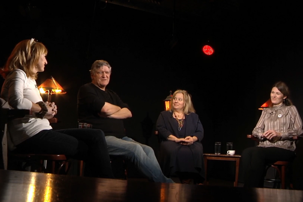 .pod lampou s organizátorkami protestov: Bránime slobodné Slovensko, prevrat chce niekto iný