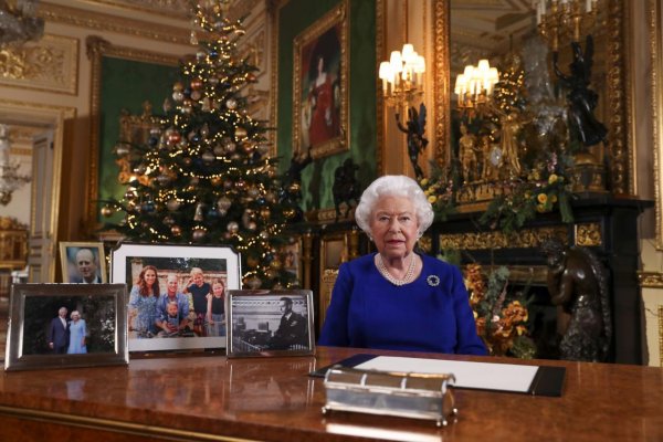 Britská kráľovná Alžbeta II. vo vianočnom príhovore zhodnotila neľahký rok
