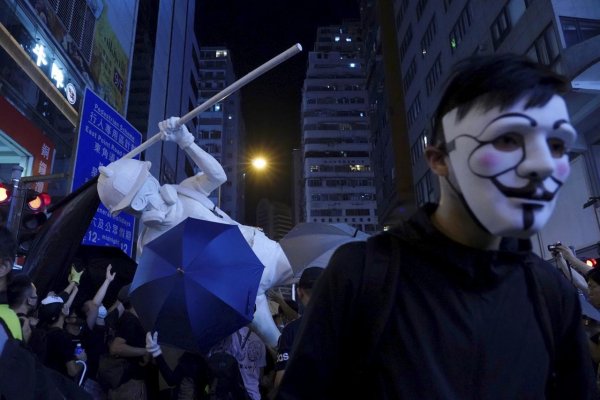 Stovky ľudí v Hongkongu pochodovali v maskách aj napriek zákazu