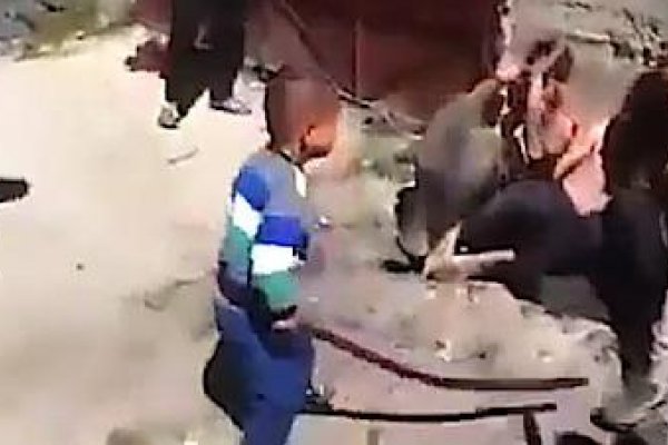 Malý chlapček bije zajatcov