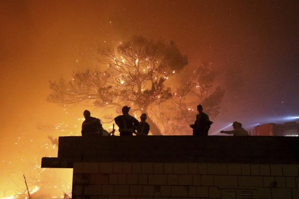 V dôsledku ničivého požiaru na ostrove Brač museli evakuovať vyše 700 ľudí