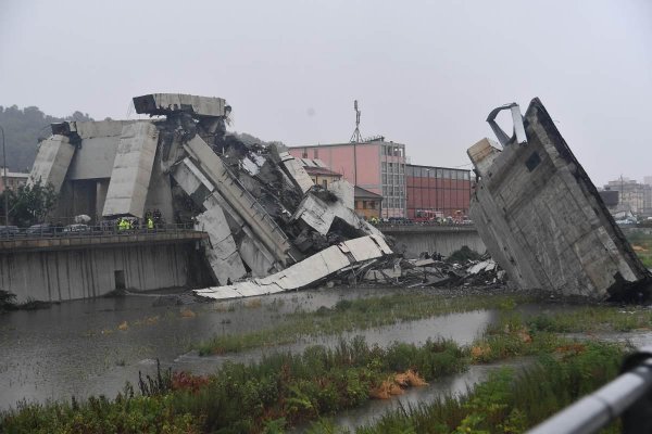 Pri páde diaľničného mosta v Janove zahynulo 39 ľudí