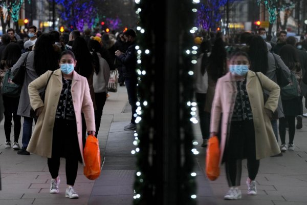 Priebeh covidu po omikrone sa zdá menej závažný, tvrdí imunológ John Bell