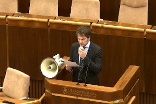 Matovič v parlamente rečnil do megafónu
