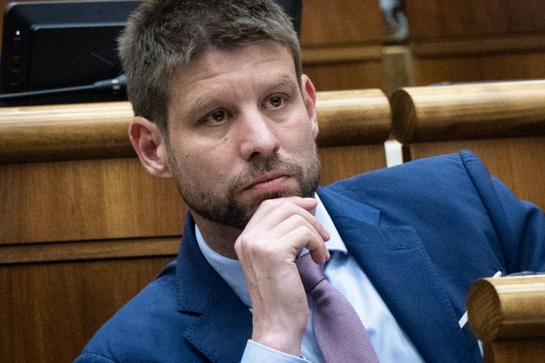 Ak chce Fico pokoj od politiky, nech sa zbalí a odíde, vyhlásil Šimečka