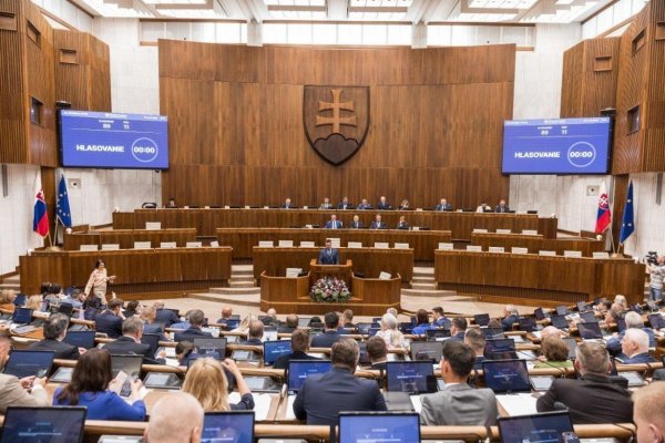 Poslanci procedurálnym návrhom uzavreli rozpravu o konsolidácii, opozícia to považuje za diktátorské maniere