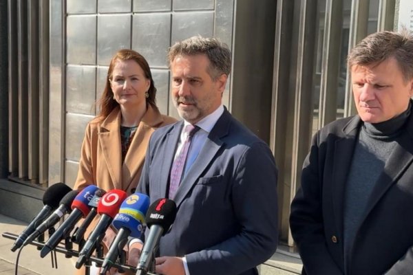 SaS podáva trestné oznámenie pre údajne predražený nákup traktorov na MK