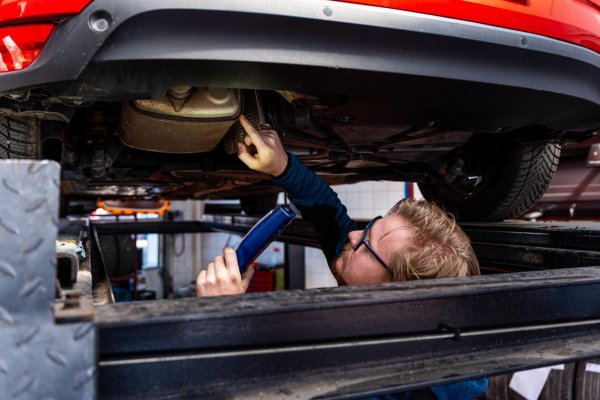 Auto z inzerátu môže vyzerať bezchybne. Viaceré vážne problémy však bežný motorista neodhalí