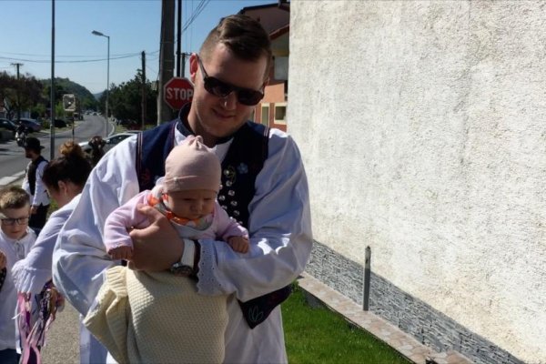 Slnko, korbáče a oblievačka