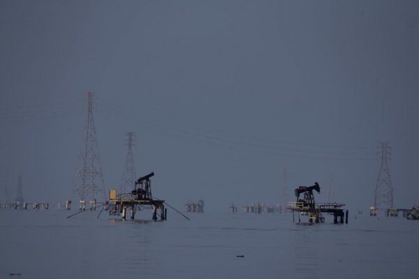 Aktivisti Greenpeace obsadili ropnú plošinu v Severnom mori