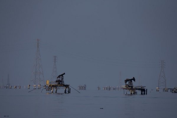 Aktivisti Greenpeace obsadili ropnú plošinu v Severnom mori