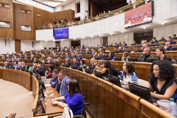 Opozícia chce zmenou ústavného zákona vyňať samosprávy z najprísnejších sankčných mechanizmov