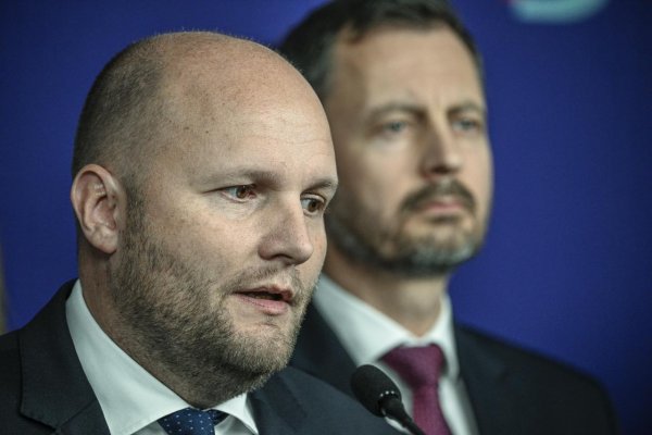 Predsedu Demokratov napadol agresívny muž na benzínke a chcel mu o tvár zahasiť cigaretu