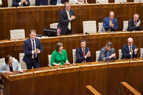 Poslanci zarábajú v roku 2022 mesačne vyše 5000 eur, platy sa líšia