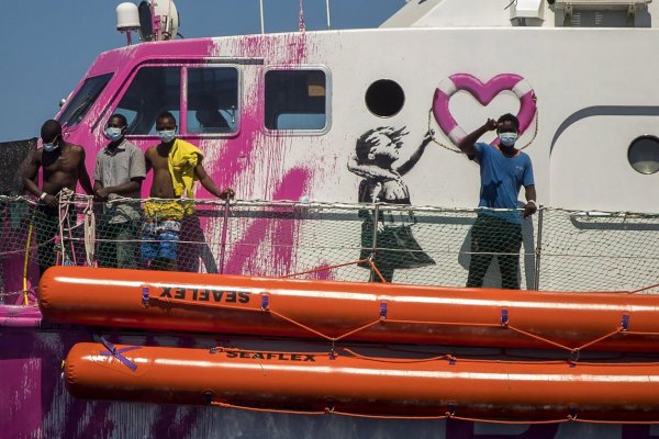Loď na záchranu migrantov financovaná Banksym vyslala volanie o pomoc