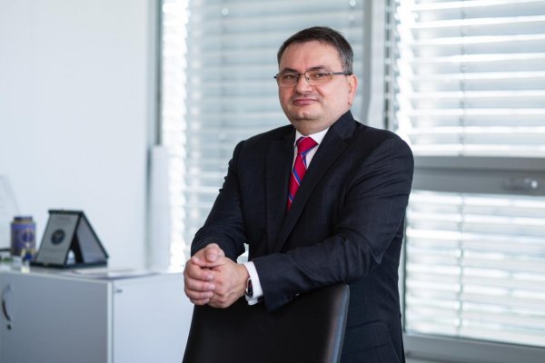 Slovensko starne a pracovná sila mizne. Zdravý a skúsený zamestnanec sa stáva zlatom firiem