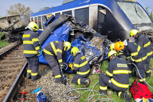 Dopravná nehoda vlaku s kamiónom v Dunajskej Strede si vyžiadala jedno úmrtie a 21 zranených