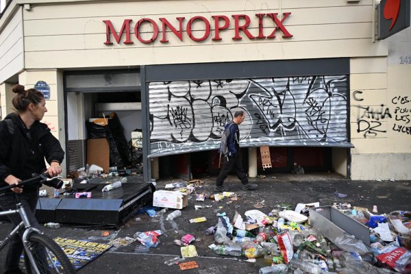 Protivládne protesty sa v Paríži zmenili na rabovanie obchodov, polícia zatkla rekordných 855 ľudí