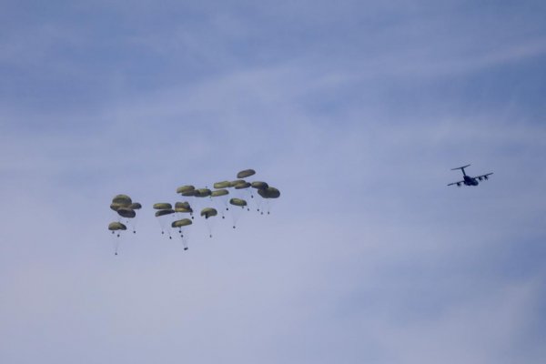 Starmer predstavil Macronovi a Merzovi plán na zhadzovanie pomoci do Pásma Gazy