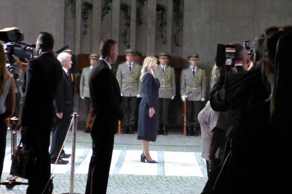 Na čo myslí prezidentka, keď sa klania hrdinom