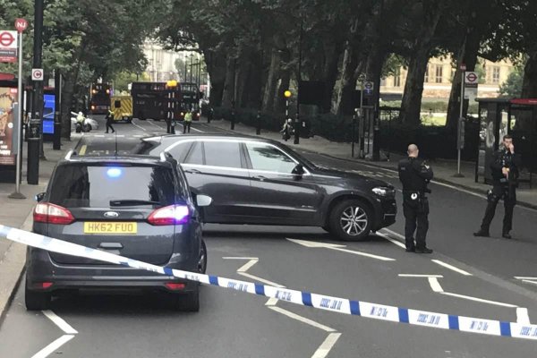 Do zábran pred parlamentom v Londýne narazilo vozidlo 