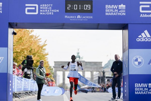Eliud Kipchoge prekonal vlastný rekord v maratóne