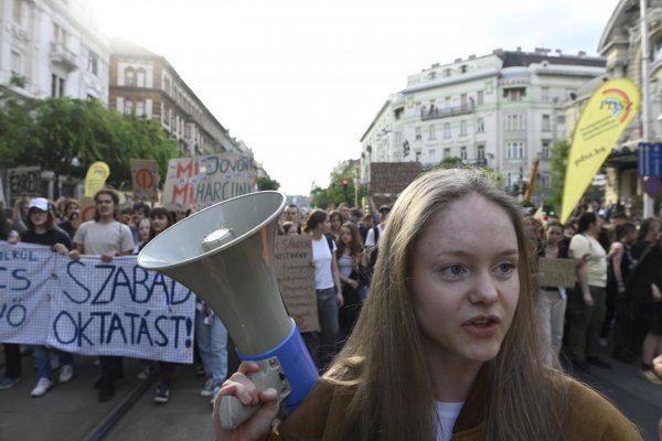 Študenti na protestnom pochode v Budapešti žiadali vyššie platy učiteľov