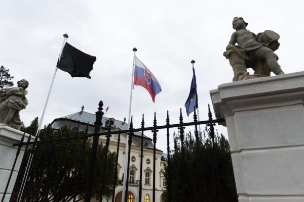 Na Slovensku sa začal štátny smútok, pripomína obete nehody pri Nitre