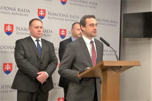 Minister vnútra bude čeliť odvolávaniu