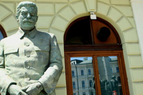 Nie je socha Stalina pred galériou nemiestna?