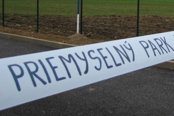 SaS varuje pred environmentálnymi rizikami čínskej baterkárne v Šuranoch