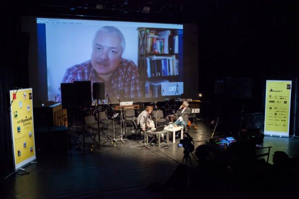 Medzi príbehmi a literatúrou