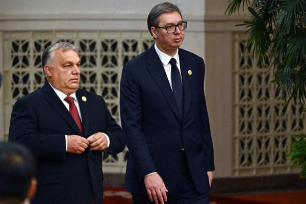 Vučič chce s Orbánom rokovať o návrate k moci