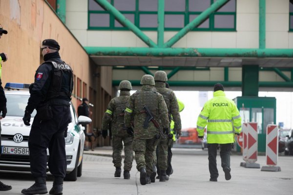 Polícia sprísňuje a zintenzívňuje kontroly na hraniciach, pomáhať budú i vojaci