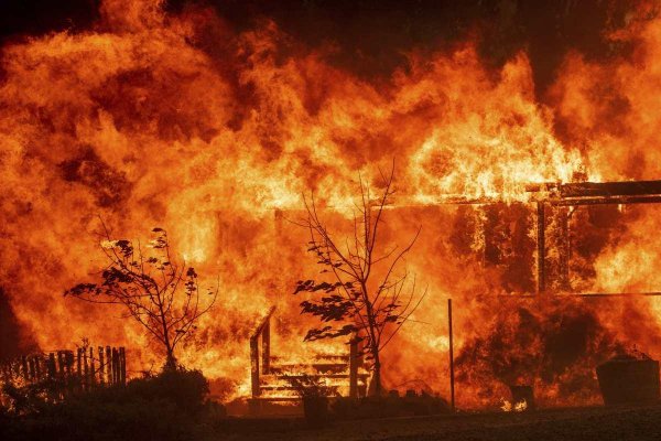 Kalifornia je v plameňoch, Gréci búrajú domy a Portugalci pre dym nevideli Slnko