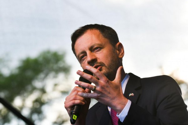 Premiér Heger telefonoval s nemeckým kancelárom Olafom Scholzom, pozval ho na Slovensko