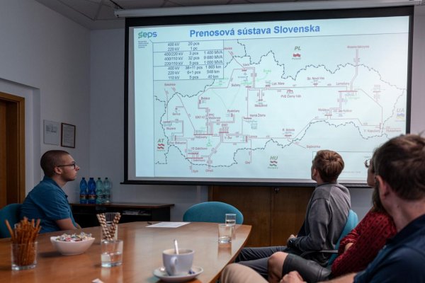 Partnerstvo SEPS a Nadácie Dionýza Ilkoviča prepája školu s praxou: Stredoškoláci navštívili elektroenergetický dispečing