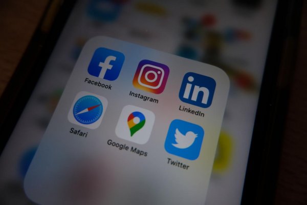 Británia od budúceho roku zakáže sociálne siete pre osoby mladšie ako 16 rokov
