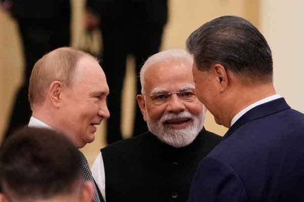 Si Ťin-pching dorazil do Naí Dillí na samit BRICS, stretne sa s Módím