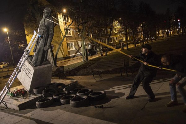 Súd zbavil viny mužov, ktorí strhli sochu kontroverzného kňaza