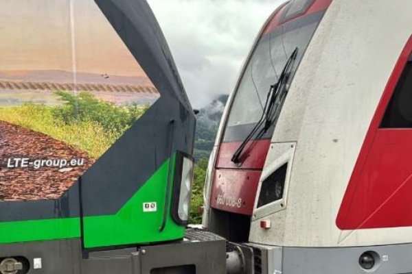 V železničnej stanici Krpeľany sa zrazili dva vlaky, zasahujú hasiči