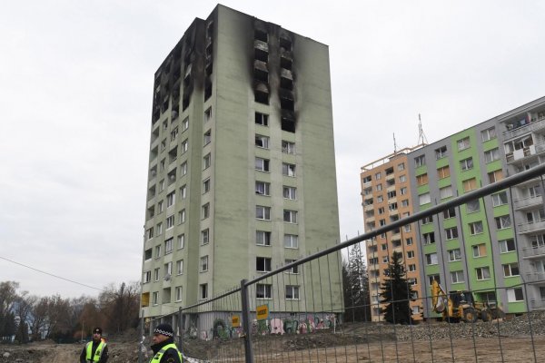Prešovský panelák bude búrať demolačný stroj z Česka. Už sa presúva na východ