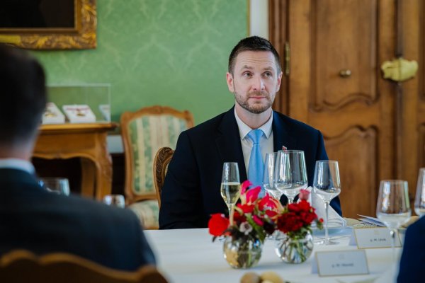 Europarlament žiada preveriť, či strana ESN, ktorej členom je aj hnutie Republika, dodržiava hodnoty EÚ
