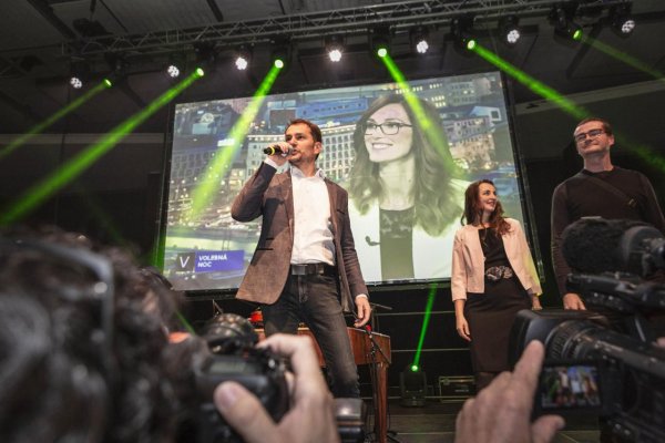 Naplnená športová hala a výkriky radosti. Volebná noc OĽaNO bola iná, než na aké sme zvyknutí (fototéma)